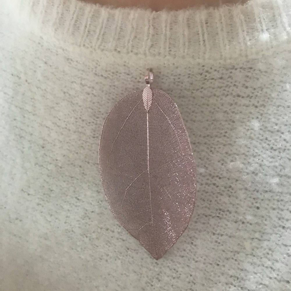 NWT expandable pink gold leaf necklace.